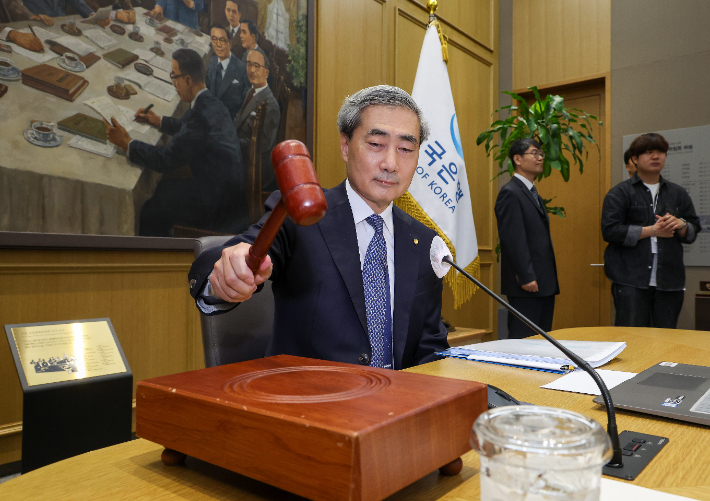 의사봉 두드리는 신현송 한국은행 총재. 연합뉴스