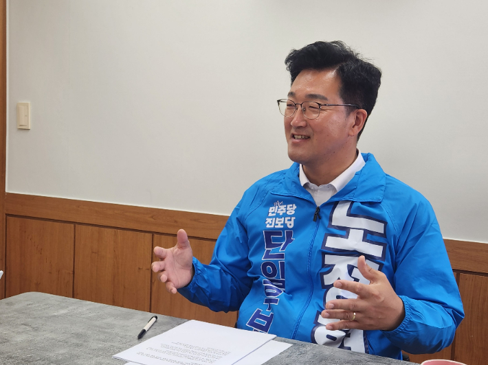 지난 22일 연제구 선거사무소에서 부산CBS와 인터뷰하는 노정현 후보. 노 후보 캠프 제공