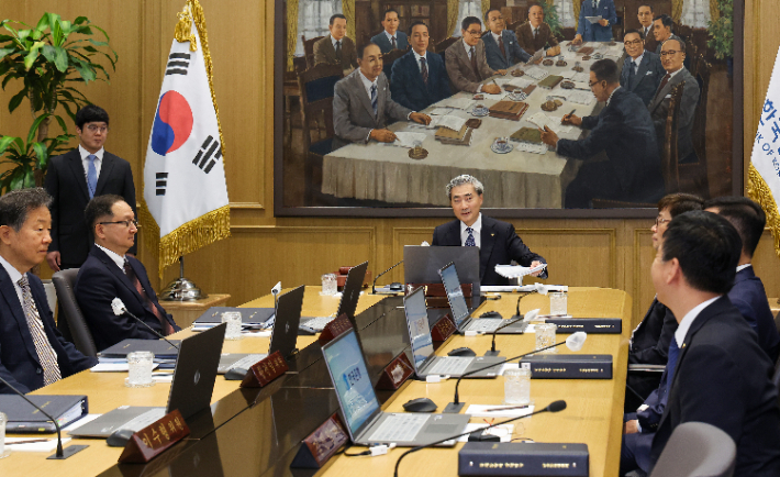 신현송 한국은행 총재가 28일 서울 중구 한국은행에서 열린 금융통화위원회 본회의를 주재하고 있다. 연합뉴스