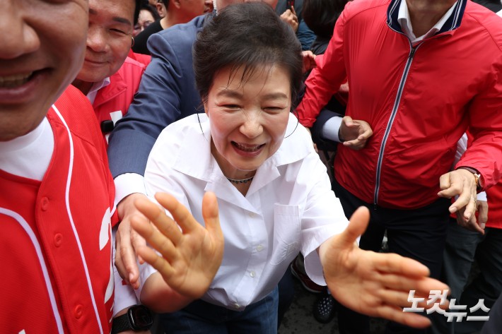 박근혜 전 대통령이 27일 강원도 원주시 중앙시장을 방문해 시민들과 인사를 하고 있다.