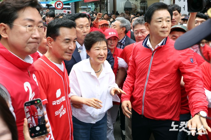박근혜 전 대통령이 27일 강원도 원주시 중앙시장을 방문해 시민들과 인사를 하고 있다.