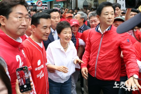 박근혜 전 대통령이 27일 강원도 원주시 중앙시장을 방문해 시민들과 인사를 하고 있다.