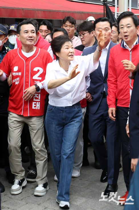 김진태 강원지사 후보와 원주 중앙시장 찾은 박근혜 전 대통령