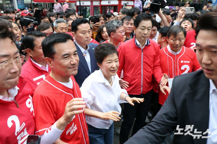박근혜 전 대통령이 27일 강원도 원주시 중앙시장을 방문해 시민들과 인사를 하고 있다.