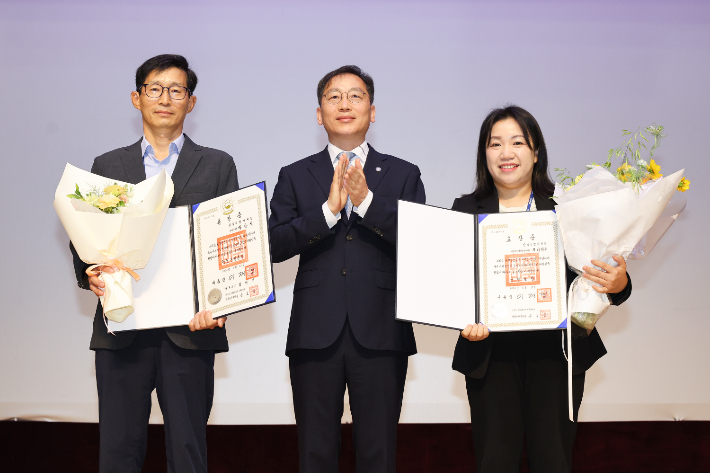전북도 박장석 안전정책과장(좌)과 부티하우 여성가족과 주무관(우). 전북도 제공
