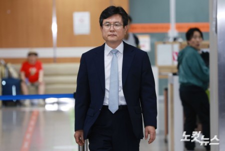 12·3 비상계엄 이후 사후 계엄 선포문을 작성한 혐의로 재판에 넘겨진 강의구 전 대통령실 부속실장이 28일 오후 서울 서초구 서울중앙지방법원에서 열린 1심 선고공판에 출석하고 있다.