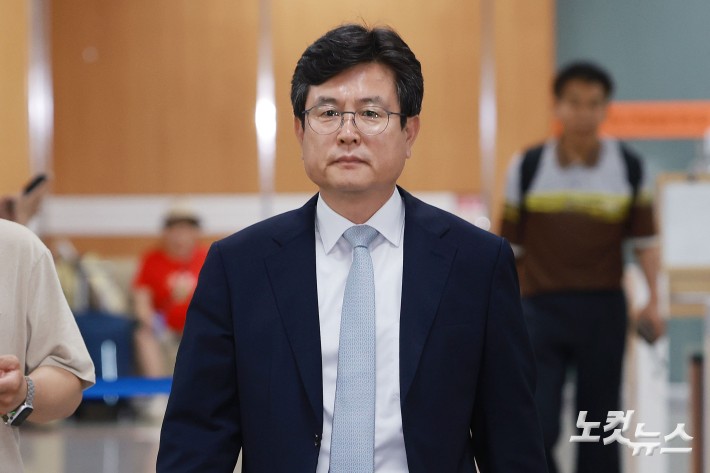 12·3 비상계엄 이후 사후 계엄 선포문을 작성한 혐의로 재판에 넘겨진 강의구 전 대통령실 부속실장이 28일 오후 서울 서초구 서울중앙지방법원에서 열린 1심 선고공판에 출석하고 있다.