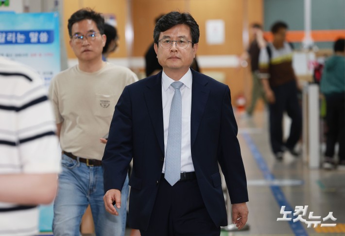 12·3 비상계엄 이후 사후 계엄 선포문을 작성한 혐의로 재판에 넘겨진 강의구 전 대통령실 부속실장이 28일 오후 서울 서초구 서울중앙지방법원에서 열린 1심 선고공판에 출석하고 있다.