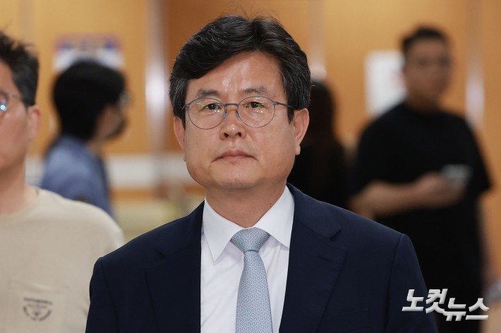 12·3 비상계엄 이후 사후 계엄 선포문을 작성한 혐의로 재판에 넘겨진 강의구 전 대통령실 부속실장이 28일 오후 서울 서초구 서울중앙지방법원에서 열린 1심 선고공판에 출석하고 있다.