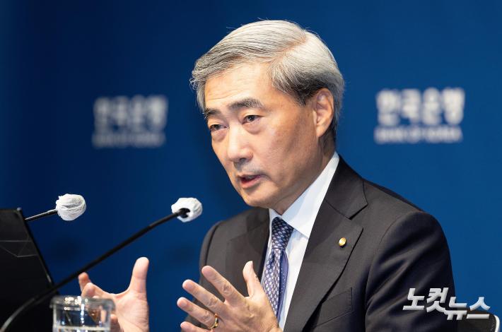 발언하는 신현송 총재