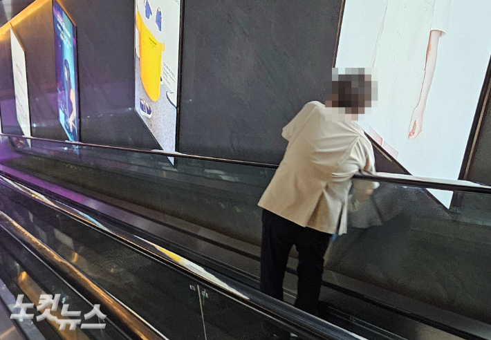 도내 한 대형호텔 에스컬레이터를 청소하는 노동자. 고상현 기자