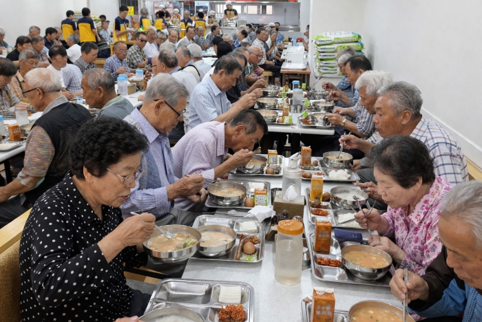 한국나눔연맹이 운영하는 천사무료급식소에서 식사를 하는 모습. 한국나눔연맹 제공