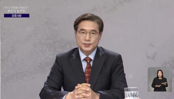 발언을 하고 있는 무소속 김동기 후보. KBS뉴스강릉 유튜브 캡처