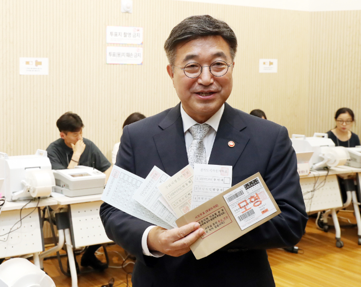 제9회 전국동시지방선거 사전투표를 하루 앞둔 28일 서울 종로구 사직동 주민센터에서 윤호중 행정안전부 장관이 사전투표소 내부를 둘러본 뒤 사전투표 시연을 하고 있다. 연합뉴스