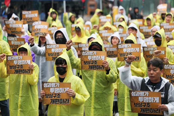 전국화학섬유식품산업노동조합 카카오지회(카카오 노조) 조합원들이 20일 경기도 성남시 판교역 광장에서 '2026 임단협 승리 결의대회'를 열고 있다. 연합뉴스