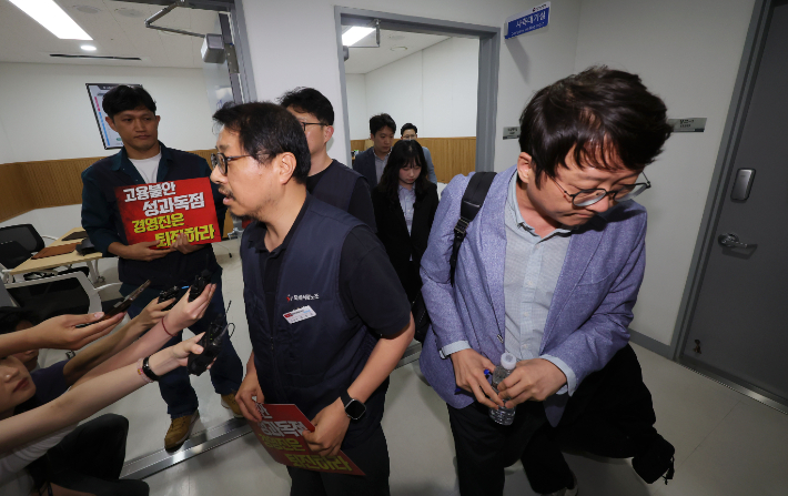 서승욱 카카오 노조 지회장과 사측 관계자들이 27일 경기 수원시 경기지방노동위원회에서 열린 카카오 노사 2차 조정 회의에 참석, 조정회의실로 들어가고 있다. 연합뉴스