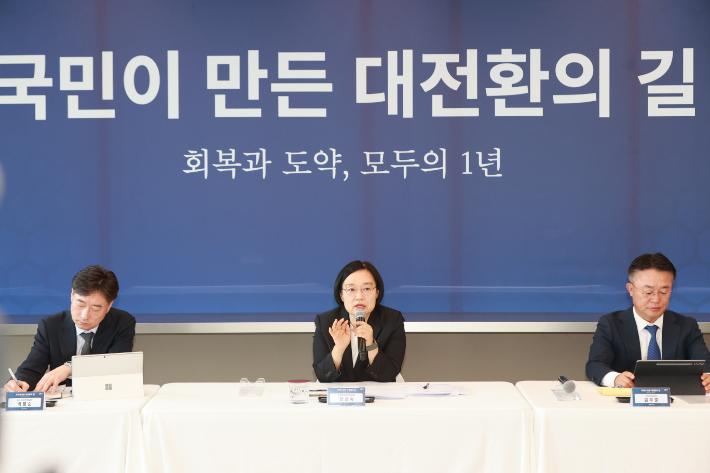 한성숙 중소벤처기업부 장관이 28일 서울 마포구 SVC 서울에서 열린 '정부 출범 1주년 기자간담회'에서 모두발언하고 있다. 연합뉴스