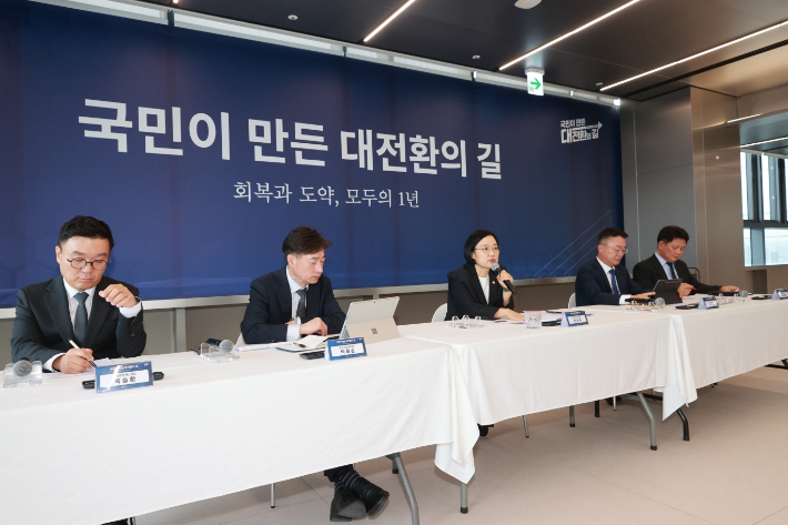 한성숙 중소벤처기업부 장관이 28일 서울 마포구 SVC 서울에서 열린 '정부 출범 1주년 기자간담회'에서 모두발언하고 있다. 연합뉴스