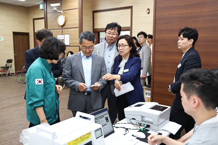 박일웅 경남지사 권한대행 사전투표소 점검. 경남도청 제공 