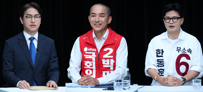 28일 오후 부산 동구 부산 MBC에서 열린 북갑 보궐선거 후보자 토론회에서 더불어민주당 하정우(왼쪽부터), 국민의힘 박민식, 무소속 한동훈 후보가 토론에 앞서 리허설을 하고 있다. 연합뉴스