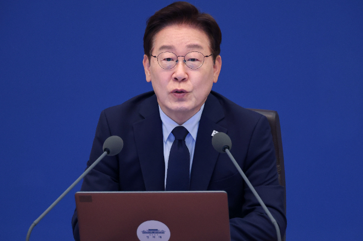 이재명 대통령이 28일 청와대에서 열린 수석보좌관회의에서 발언하고 있다. 연합뉴스