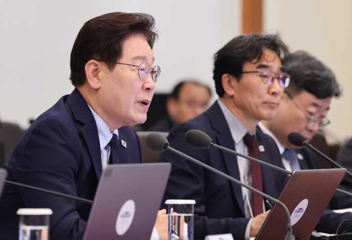 이재명 대통령이 28일 청와대에서 열린 수석보좌관회의에서 발언하고 있다. 연합뉴스