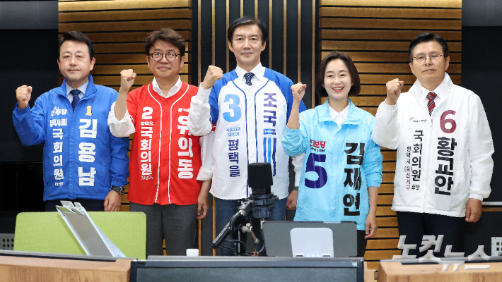경기 평택을에 출마하는 국회의원 후보자들이 27일 서울 양천구 목동 CBS에서 열린 박재홍의 한판승부 평택을 후보자 초청 토론회에서 기념 촬영을 하고 있다. 왼쪽부터 더불어민주당 김용남, 국민의힘 유의동, 조국혁신당 조국, 진보당 김재연, 자유와혁신 황교안 후보. 박종민 기자