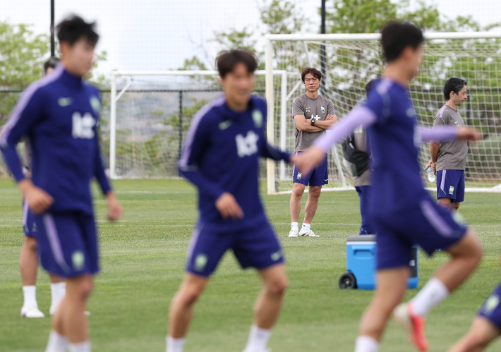 25일(현지시간) 오후 미국 유타주 헤리먼에 위치한 자이언스뱅크 트레이닝센터에서 축구 국가대표팀 홍명보 감독이 훈련을 지시하고 있다. 연합뉴스
