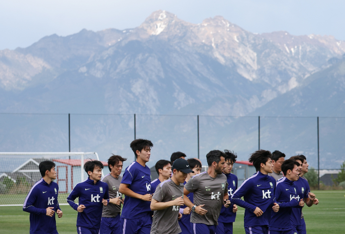 25일(현지시간) 오후 미국 유타주 헤리먼에 위치한 자이언스뱅크 트레이닝센터에서 축구 국가대표팀 홍명보 감독과 선수들이 몸을 풀고 있다. 연합뉴스