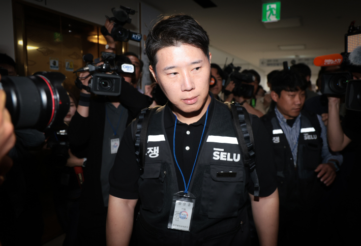 삼성그룹 초기업노동조합 삼성전자지부 최승호 위원장이 20일 정부세종청사 중앙노동위원회에서 총파업 예고 시점을 하루 앞두고 열린 3차 사후조정 회의를 마친 후 이동하고 있다. 연합뉴스