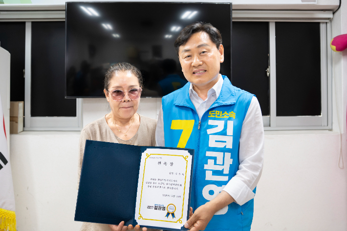 무소속 김관영 후보 선거대책위원회 명예후원회장에 임명된 김송희씨와 김관영 후보. 김관영 측 제공