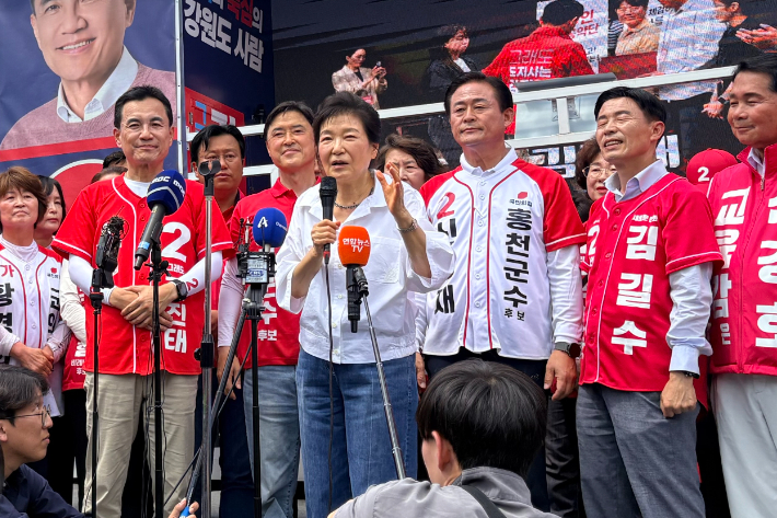 28일 강원 원주, 횡성을 찾아 김진태 후보 등 국민의힘 지선 출마자들에 대한 지지를 호소하고 있는 박근혜 전 대통령. 김진태 후보 제공 