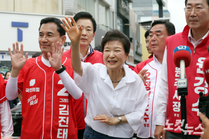 박근혜 전 대통령이 28일 강원도 원주시 중앙시장을 방문해 시민들과 인사를 하고 있다. 윤창원 기자