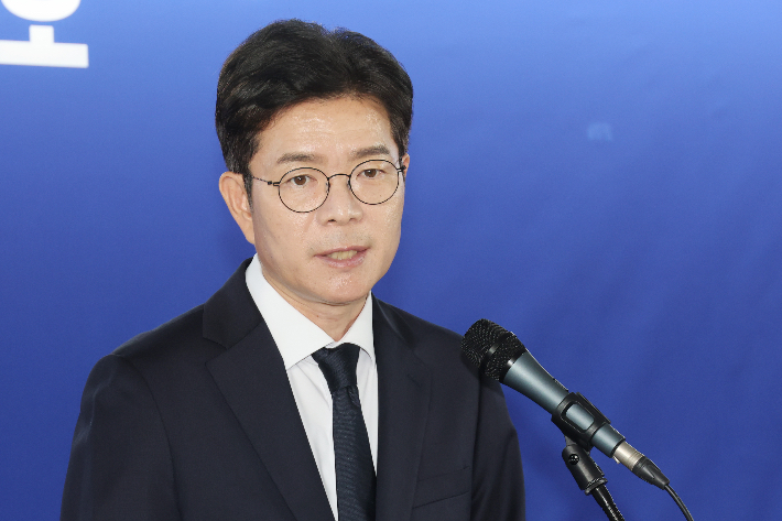더불어민주당 정원오 서울시장 후보가 28일 서울 중구 자신의 선거사무실에서 기자간담회를 하고 있다. 연합뉴스