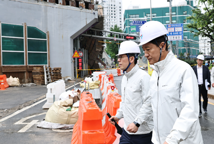국민의힘 오세훈 서울시장 후보가 28일 서울 서대문구 서소문 고가차도 붕괴 사고 현장을 찾아 현장을 살펴본 뒤 이동하고 있다. 연합뉴스
