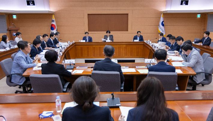 28일 정부서울청사에서 제5차 국민연금 기금운용위원회의가 열리고 있다. 연합뉴스