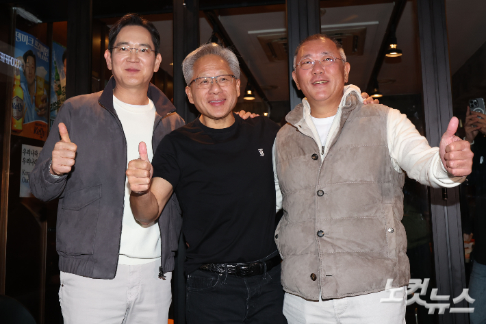 이재용 삼성전자 회장(왼쪽부터)과 젠슨 황 엔비디아 최고경영자(CEO), 정의선 현대차그룹 회장이 서울 삼성동의 한 치킨집에서 '치맥' 회동을 마친 후 인사를 하고 있다. 류영주 기자