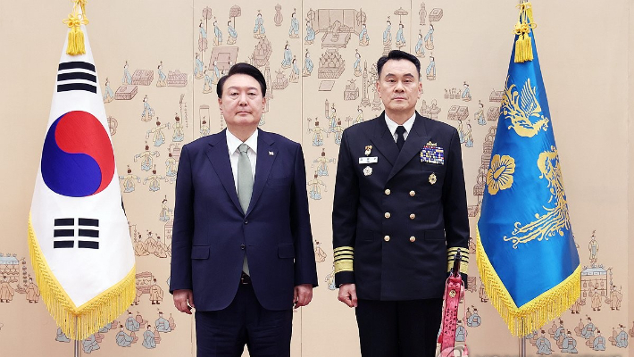지난 2023년 10월 30일 장성 진급·보직 신고 및 삼정검 수치 수여식에서 윤석열 전 대통령이 김명수 전 합동참모본부 의장 내정자에게 삼정검 수치를 수여한 뒤 기념촬영을 하고 있다. 연합뉴스