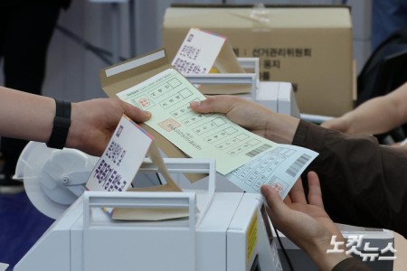 투표용지 받는 유권자