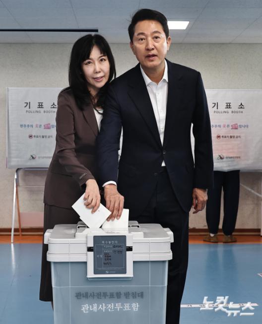 사전투표 첫날, 투표하는 오세훈 후보