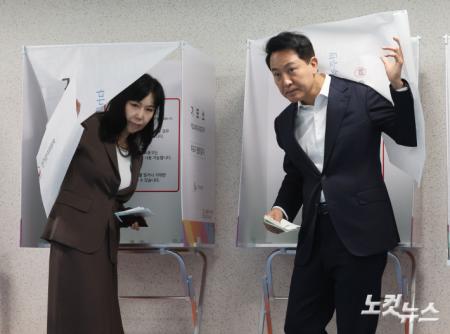 사전투표하는 오세훈 후보 부부