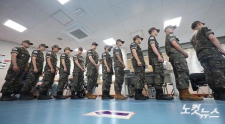 사전투표 위해 줄 선 장병들