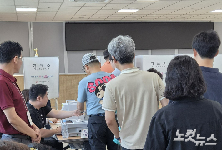 제9회 전국동시지방선거 사전투표 첫날인 29일 오전 광주 서구 농성2동 사전투표소에는 이른 시간부터 투표를 하기 위한 시민들로 줄이 만들어졌다. 정유철 기자