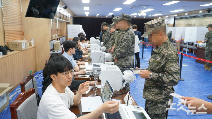 제9회 전국동시지방선거와 서귀포시 국회의원 보궐선거 사전투표 첫날인 29일 오전 8시 제주도의회 의원회관 1층 대회의실에 마련된 제주시 연동 사전투표소에서 군인들이 투표를 하고 있다. 이창준 기자