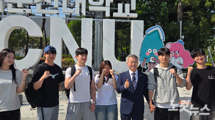 더불어민주당 민형배 전남광주통합특별시장 후보가 29일 순천대학교에서 사전투표에 참여한 학생들과 기념촬영을 하고 있다. 박사라 기자 
