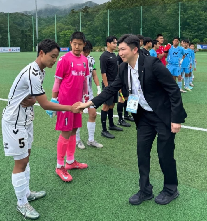 지난해 5월 24일 제54회 전국소년체육대회 현장을 방문한 유승민 대한체육회장(사진 오른쪽)이 선수들을 격려하고 있다. 유승민 회장 SNS 캡처