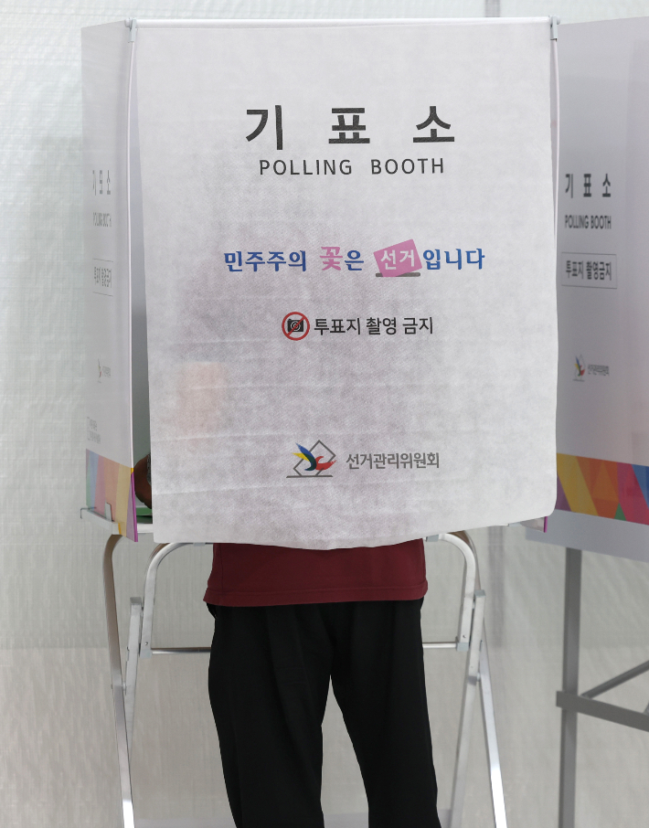 6·3 지방선거 및 국회의원 재·보궐선거 사전투표 첫날인 29일 오전 울산 남구 신정2동 행정복지센터에 마련된 사전투표소에서 한 유권자가 투표용지에 기표하고 있다. 연합뉴스