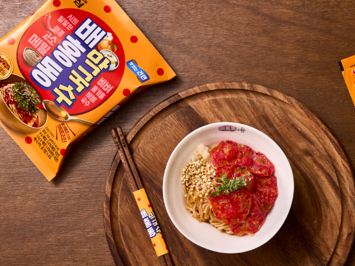 소바쥬에서 코스메뉴 스타터로 배홍동막국수를 활용한 '배홍동 토마토 막국수'가 제공된다. 농심 제공