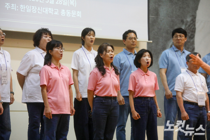 한일장신대학교 총동문회가 주최한 제12회 합창제에서 참가팀들이 아름다운 화음을 선보이고 있다. 최화랑 기자