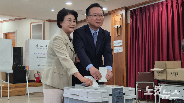 29일 오전 9시 30분쯤 김부겸 민주당 대구시장 후보가 아내인 이유미 여사와 함께 대구 수성구 고산2동 행정복지센터에 들러 사전투표를 했다. 곽재화 기자